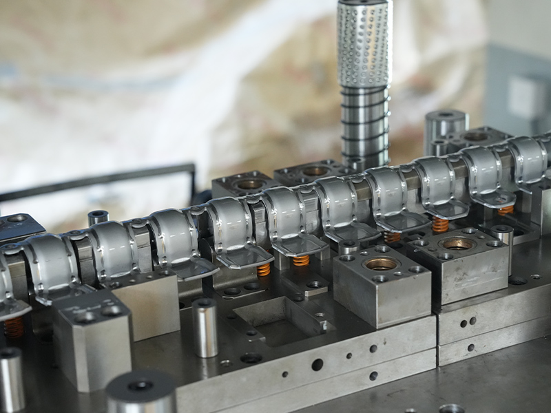 Co dzieje się w fabryce, aby wytwarzać metalowe części tłoczenia?